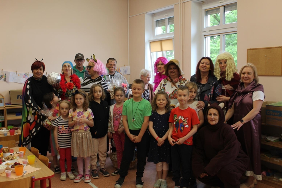 2.Uczestnicy, kadra przedszkola w przebraniach oraz grupa przedszkola pozująca do zdjęcia