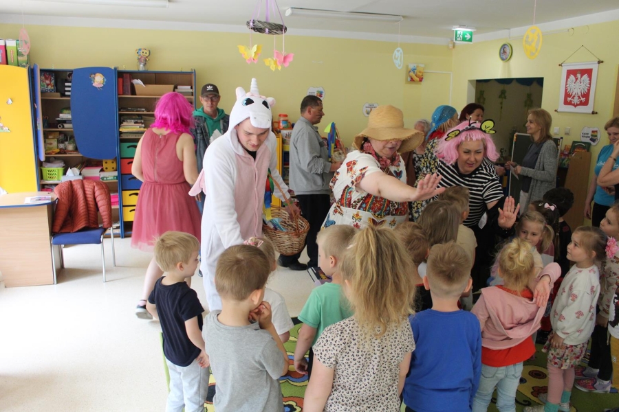 3.Uczestnicy oraz kadra w przebraniach przybijający piątkę dzieciom w przedszkolu