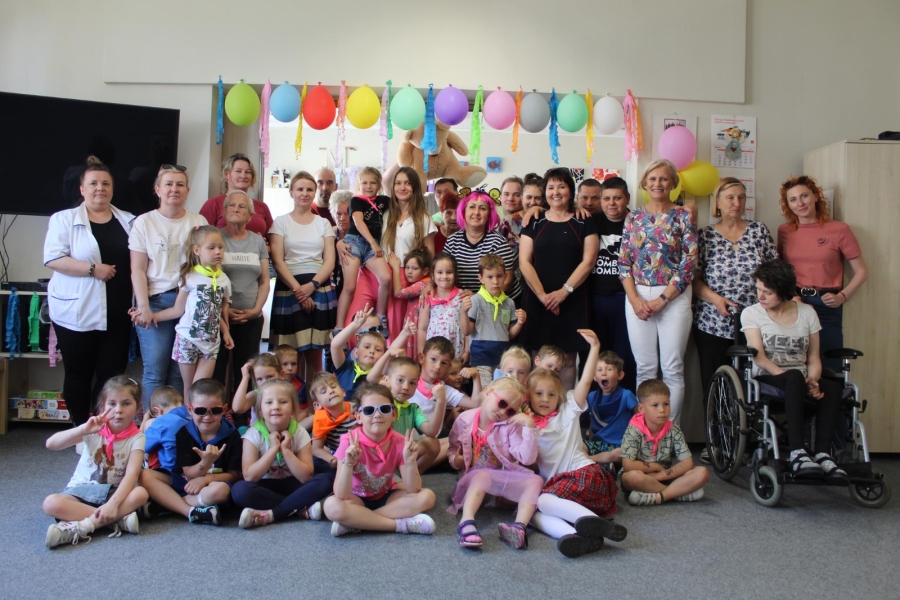 1.Zdjęcie grupowe z dziećmi z przedszkola na tle kolorowych balonów