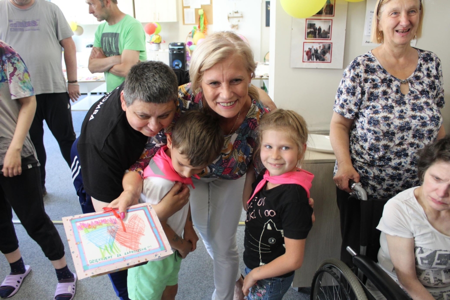 2.Pani Kierownik z uczestniczką oraz dziećmi uśmiechający się do zdjęcia