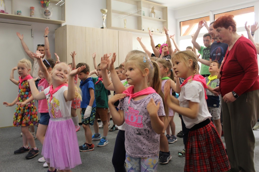 3.Dzieci z przedszkola oraz uczestnicy ŚDS w Gryfinie podczas zabawy tanecznej