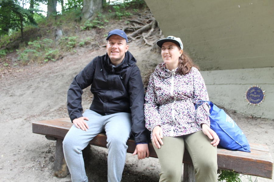 2.Uczestnik oraz uczestniczka siedzący na ławce pod mostkiem