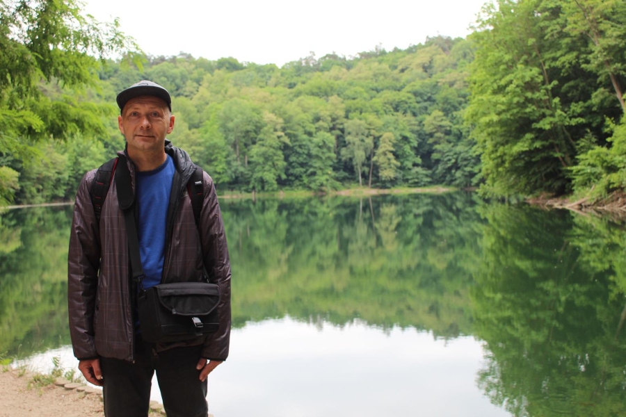 3.Uczestnik na tle jeziora oraz drzew