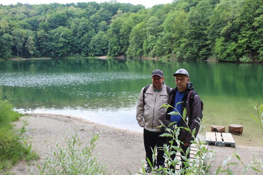 5.Dwójka uczestników na małej drewnianej kładce na tle jeziora