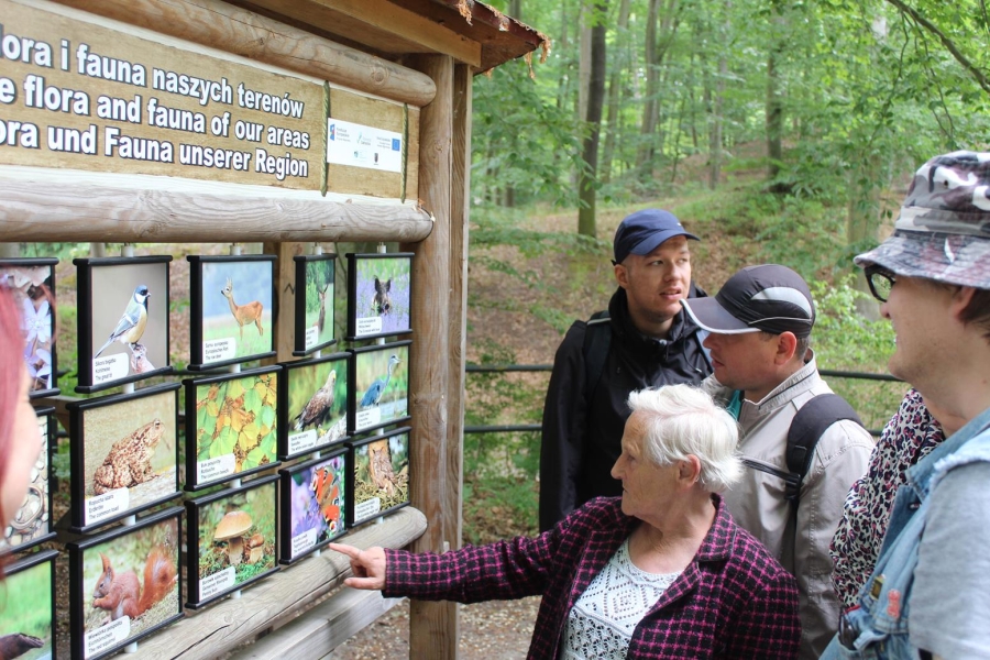 7.Uczestnicy stojący przy tablicy informacyjnej