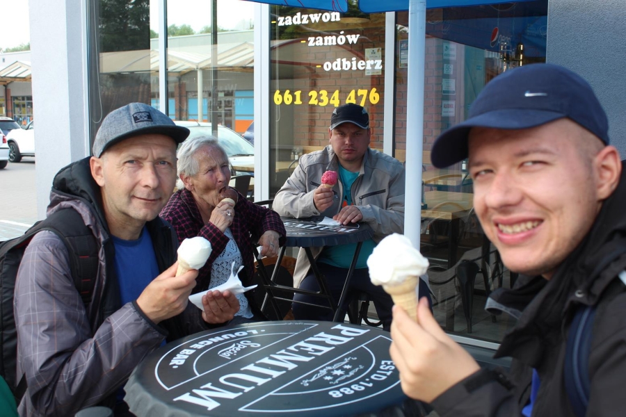 8.Uczestnicy jedzący lody