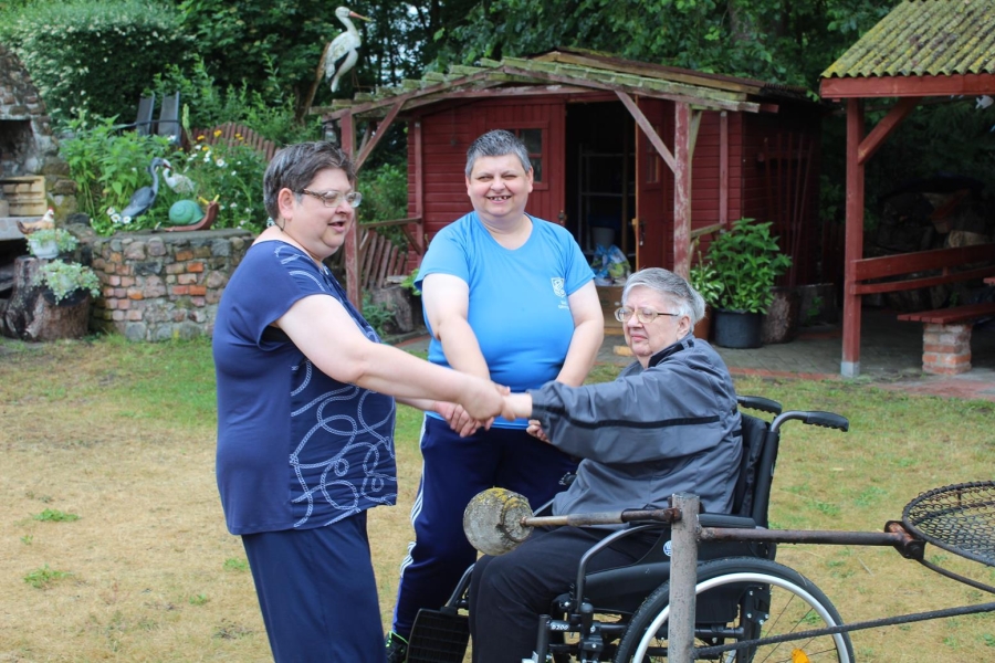 3.Trójka uczestniczek uśmiechają się trzymając się za ręce