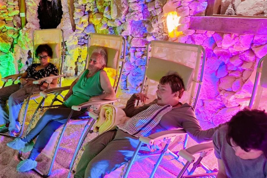 1.Uczestnicy leżący na leżankach w komncie solnej