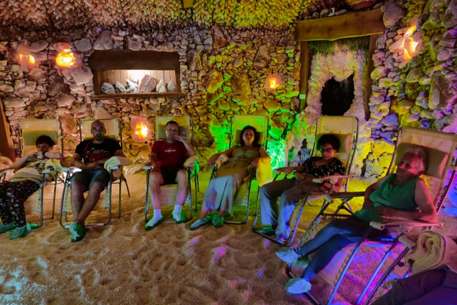 2.Grupa uczestników leży w komnacie solnej