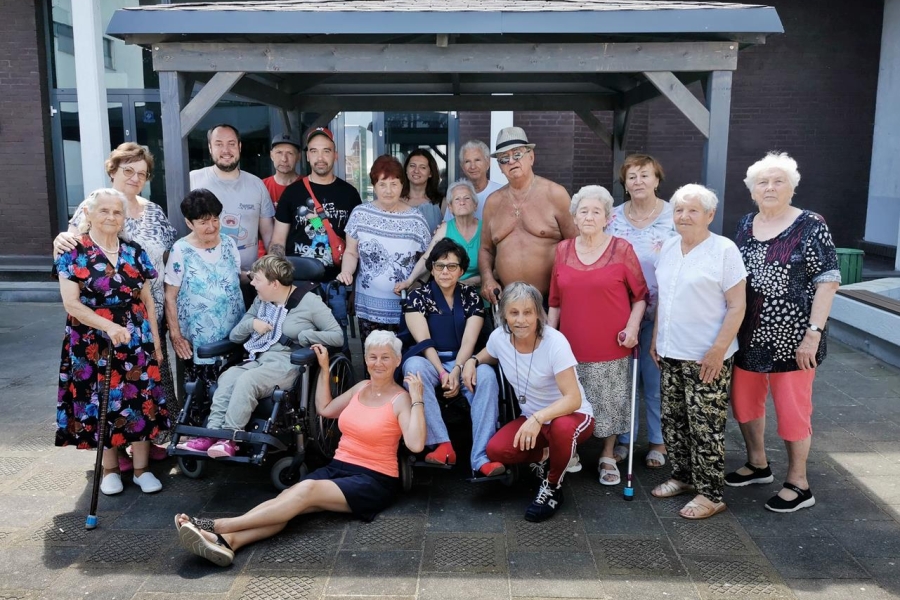 3.Uczestnicy ŚDS w Gryfinie oraz Dziennego Domu Senior + w Gryfinie pozują do zdjęcia grupowego