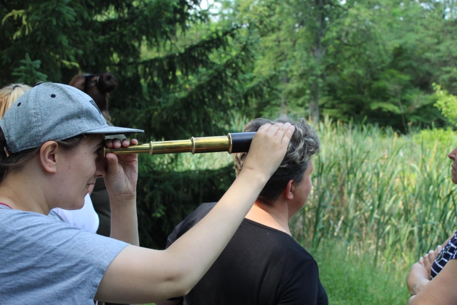 3.Uczestniczka patrząca przez lunetę w strone zieleni