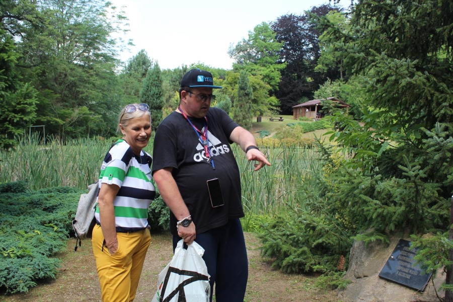 4.Pani Kierownik oraz uczestnik wskazujący palcem na tablicę informacyjną