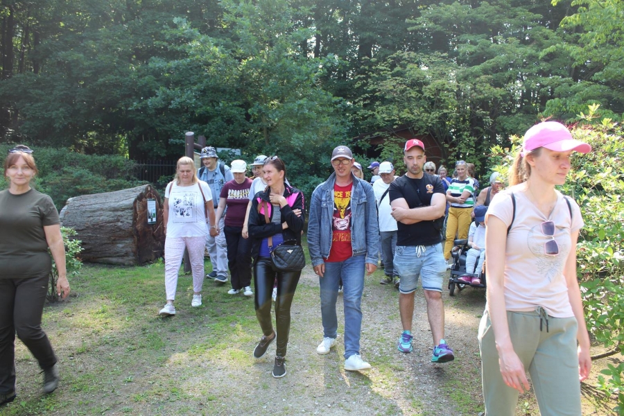 8.Grupa uczestników, terapeutów oraz rodziców zwiedzających ogród dendrologiczny