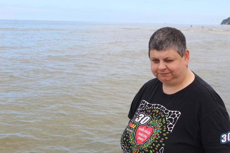 4.Uczestniczka w czarnej koszulce na tle morza