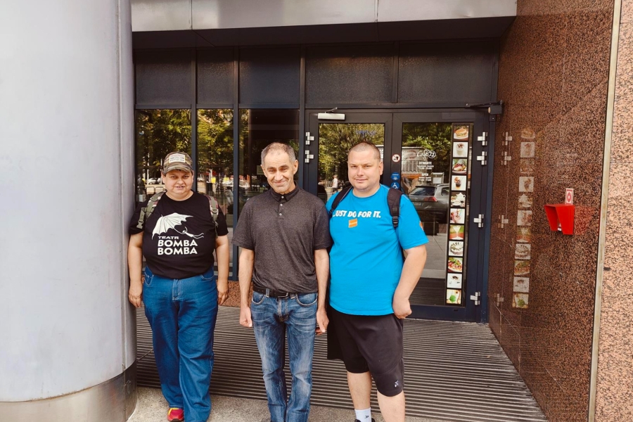 3.Uczestniczka oraz dwoje uczestników przed wejściem do biurowca Pazim w szczecinie