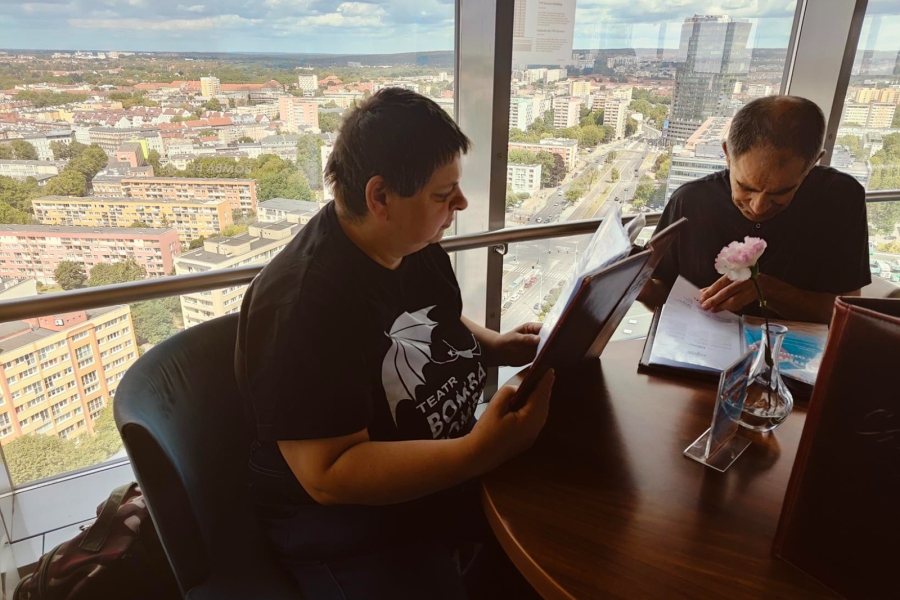 4.Uczestnicy przeglądający menu przy stole w kawiarni