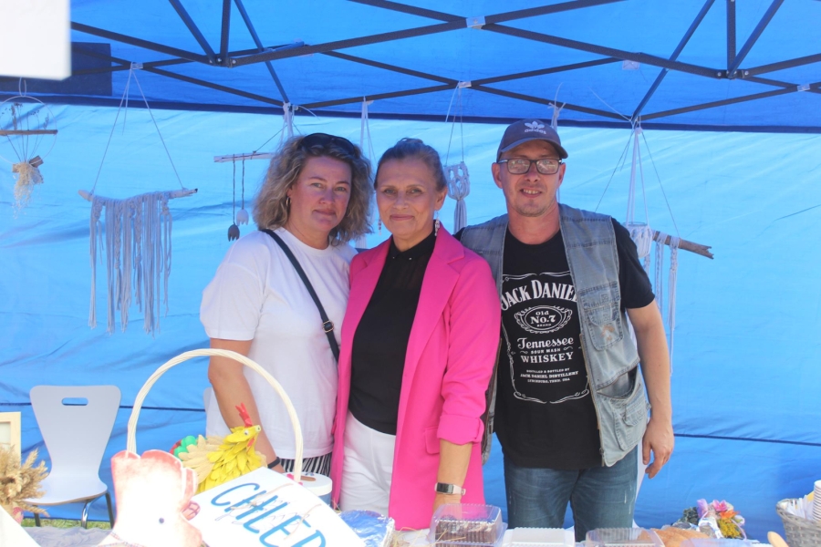 1.Terapeutka, Pani Kierownik oraz uczestnik przy stoisku Środowiskowego Domu Samopomocy w Gryfinie