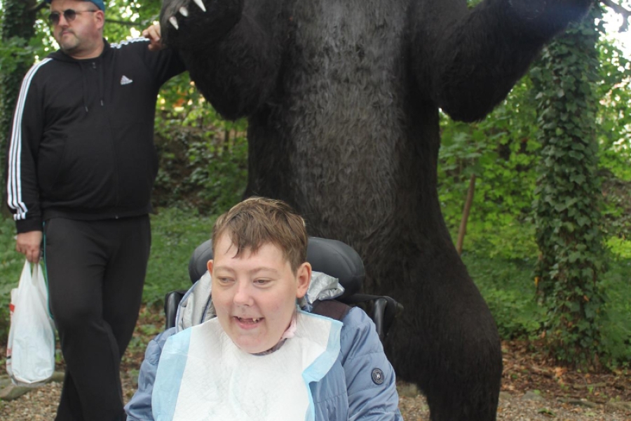 2.Uczestniczka oraz uczestnik przy sztucznym, ryczącym niedźwiedziu