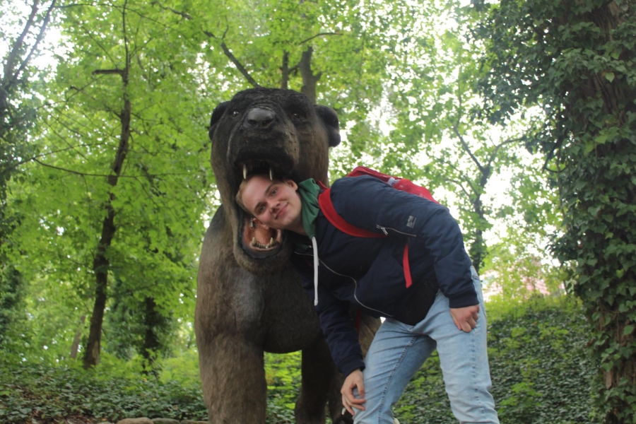 3.Uczestnik z głową w paszczy sztucznego tygrysa