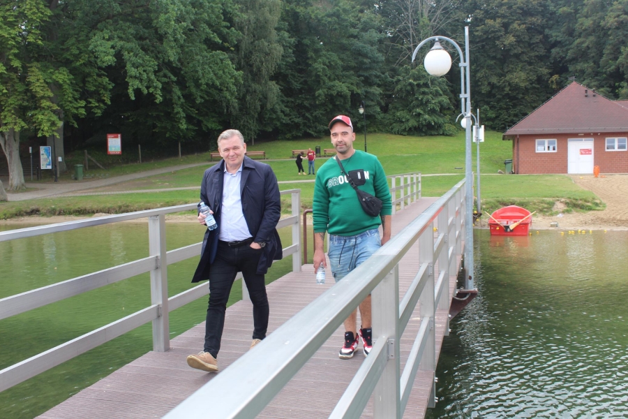 7.Z-ca Burmistrza Miasta i Gminy Gryfino oraz uczestnik idący po drewnianej kładce 