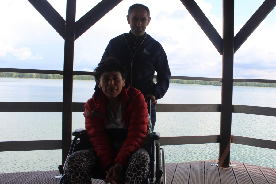 8.Uczestnik oraz uczestniczka na drewnianej kładce na tle jeziora Morzycko