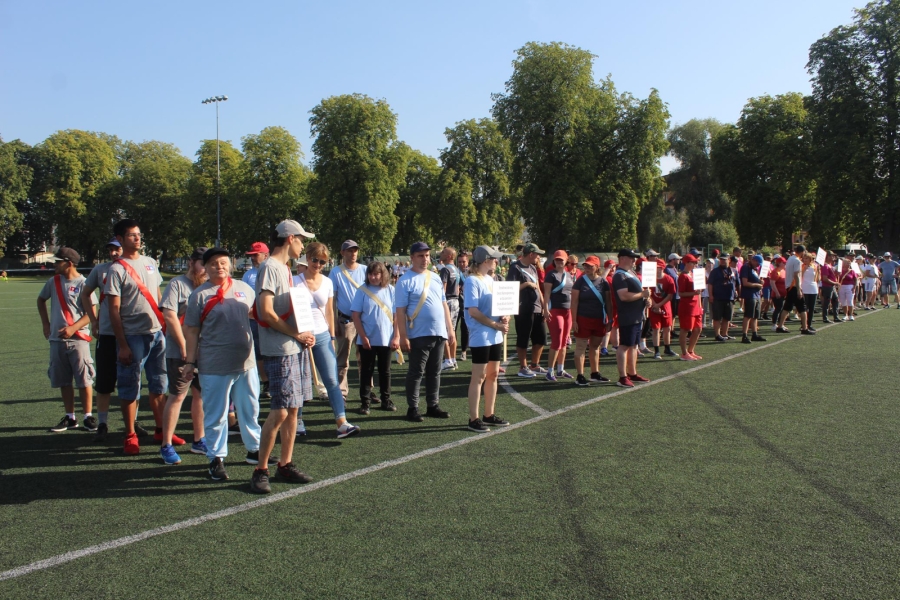 1.Drużyny stojące wzdłuż białej linii na boisku piłkarskim