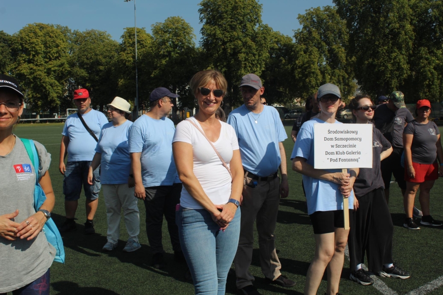 10.Drużyna Środowiskowego Domu Samopomocy w Szczecinie - Dom Klub Galeria „Pod Fontanną” w niebieskich koszulkach na boisk
