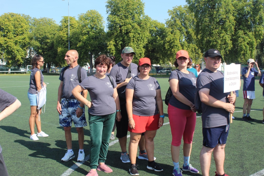 11.Drużyna Środowiskowego Domu Samopomocy w Chojnie w ciemno szarych koszulkach na boisku