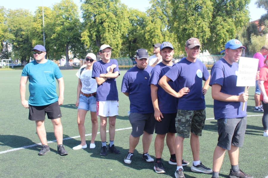 12.Drużyna Środowiskowego Domu Samopomocy w Myśliborzu w granatowych koszulkach na boisku