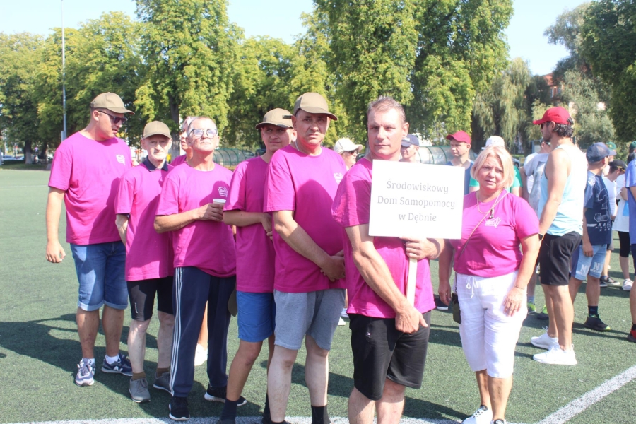 14.Drużyna Środowiskowego Domu Samopomocy w Dębnie w różowych koszulkach na boisku