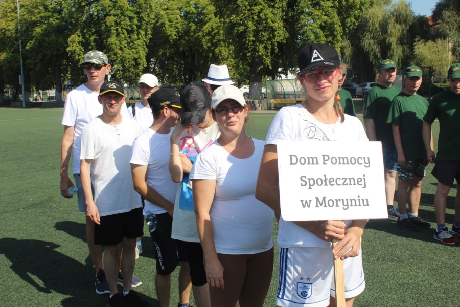17.Drużyna Domu Pomocy Społecznej w Moryniu w białych koszulkach na boisku