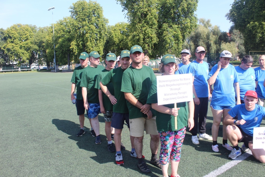 18.Drużyna Stowarzyszenia na Rzecz Osób Niepełnosprawnych „Promyk” Warsztaty Terapii Zajęciowej Goszków w zielonych koszul