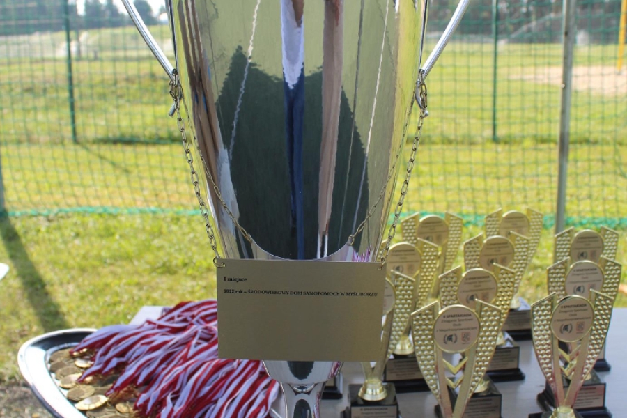 2.Puchar za pierwsze miejsce na tle statuetek i medali