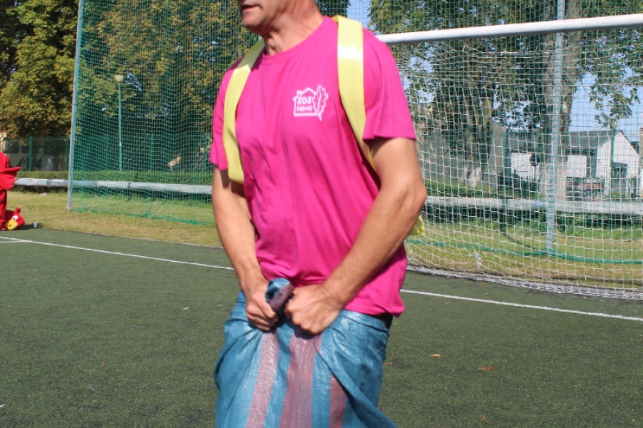 21.Zawodnik II Spartakiady skaczący w worku