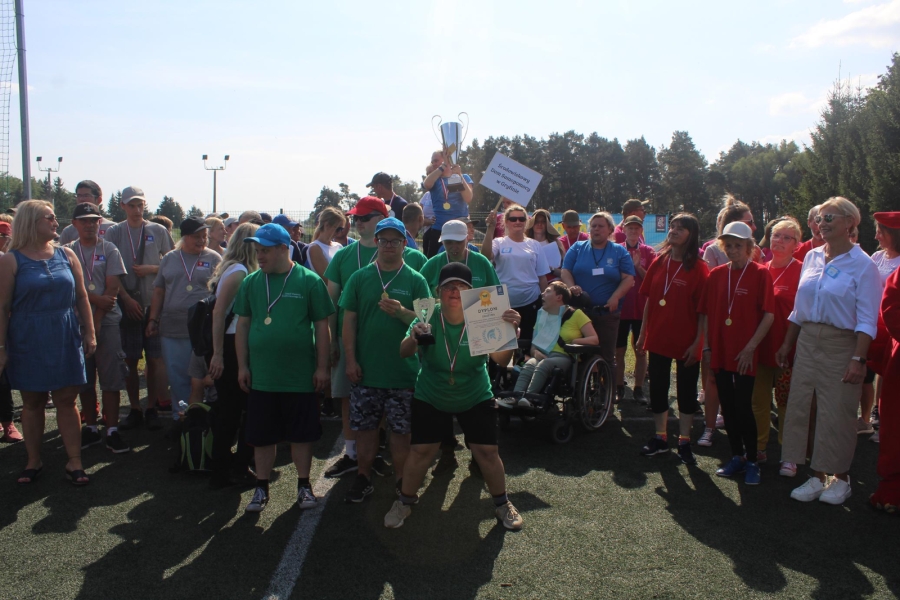 23.Zdięcie grupowe wszystkich drużyn oraz organizatowór i wolontariuszy