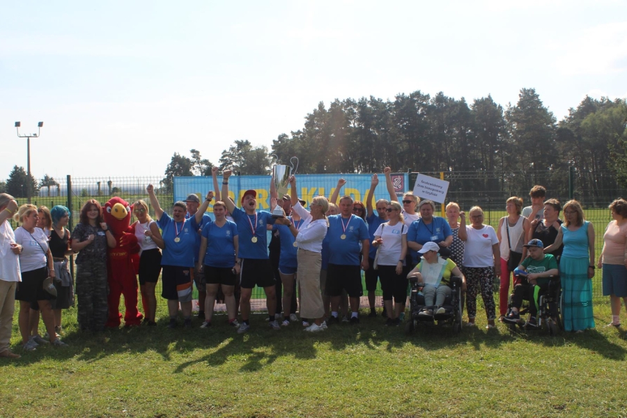 3.Drużyna ŚDS w Gryfinie wraz z wolontariuszami, pracownikami, rodzicami oraz Zastępcą Burmistrza Miasta i Gminy Gryfino w