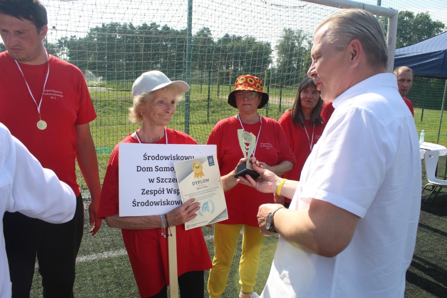 5.Zastępcą Burmistrza Miasta i Gminy Gryfino Pan Paweł Nikitiński wręczający statuetke starszej Pani