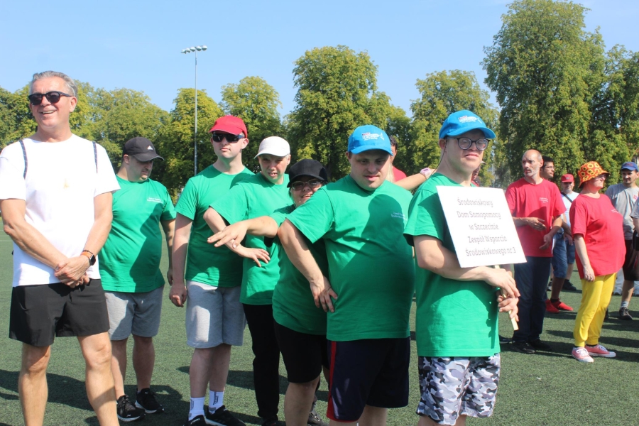 7.Drużyna Środowiskowego Domu Samopomocy w Szczecinie - Zespół Wsparcia Środowiskowego  Nr 3 w zielonych koszulkach na boi