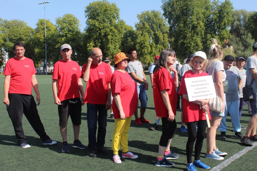 8.Drużyna Środowiskowego Domu Samopomocy  w Szczecinie - Zespół Wsparcia Środowiskowego  Nr 2 w czerwonych koszulkach na b