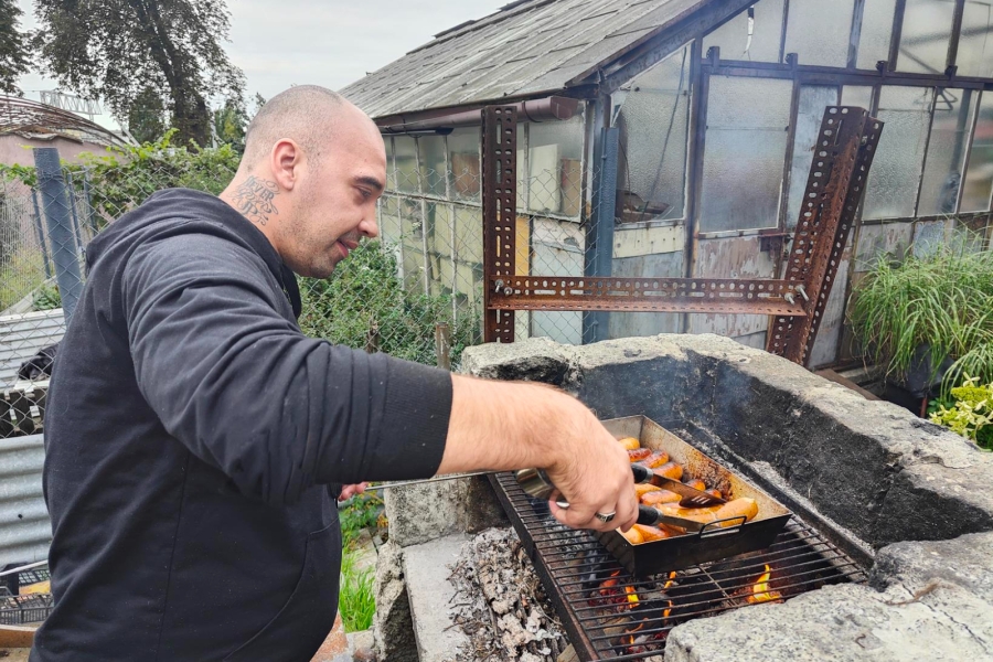 3.Uczestnik obracający kiełbaski przy grillu