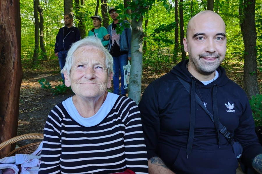 2.Uczestniczka oraz uczestnik uśmiechający się na tle lasu