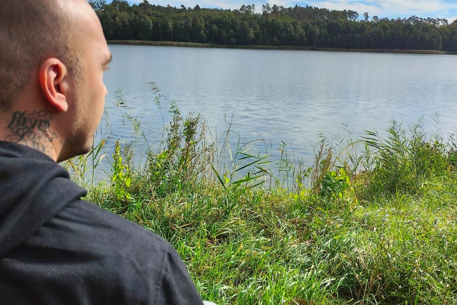 7.Siedzący uczestnik patrzący na jezioro