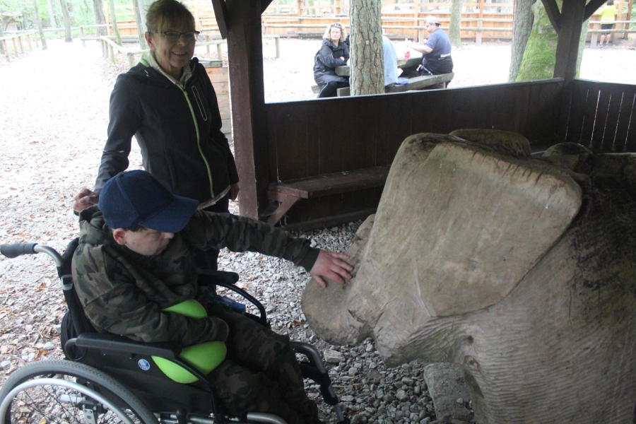 3.Uczestnik z mamą, dotykajcy drewniany posąg słonia