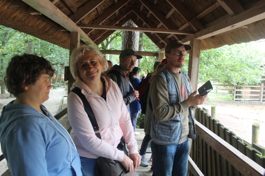 4.Uczestniczka z mamą na tle zagrody żubrów