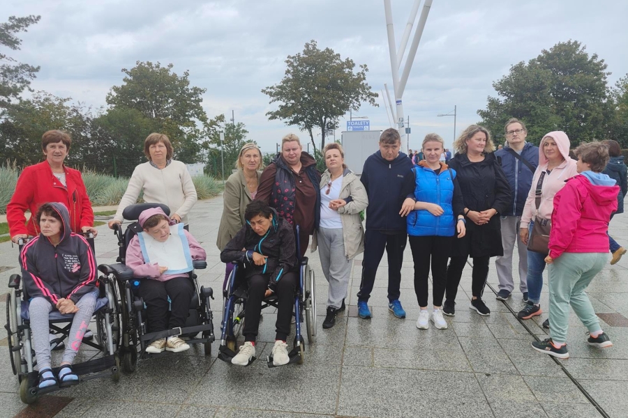 5.Uczestnicy oraz opiekunowie stojący na Alei Gwiazd w Międzyzdrojach