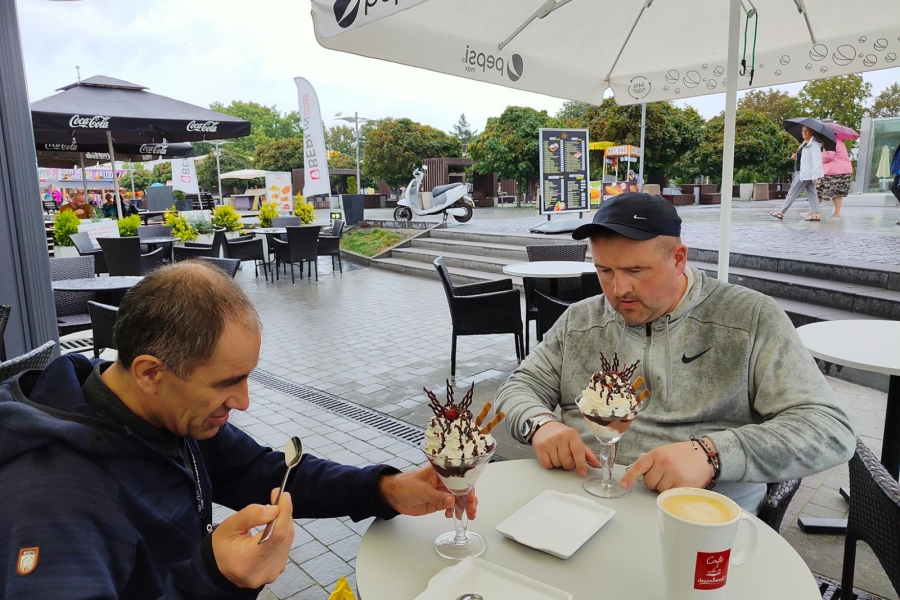 6.Uczestnicy przy stole spożywający desery lodowe