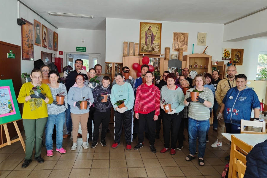 1.Wszyscy członkowie warsztatów prezentujący kwiaty w doniczkach