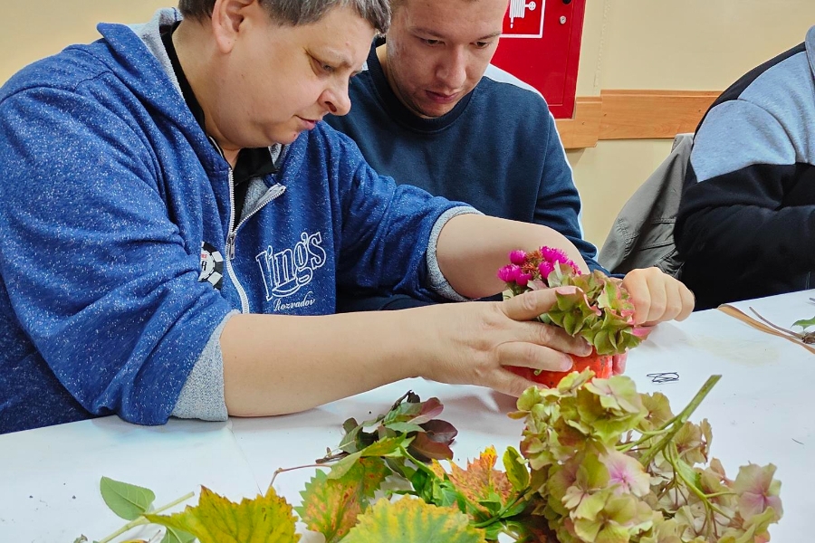 3.Uczestniczka oraz uczestnik ozdabiający dynię liśćmi
