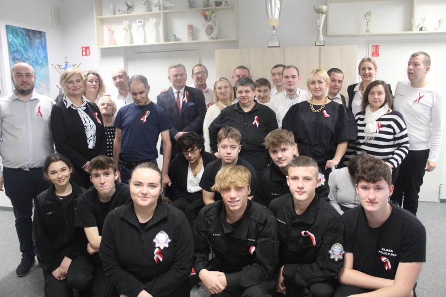 1.Zdjęcie grupowe, na przodzie kucający uczniowie klasy policyjnej, z tyłu kadra oraz uczestnicy ŚDS w Gryf