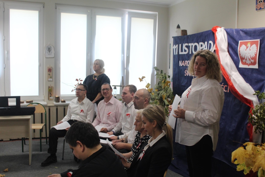 4.Uczestnicy w białych koszulach oraz kadra na tle napisu 11 listopada